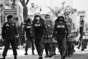 泰警察出動(dòng)。