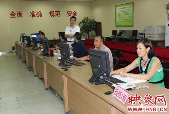 今年我省高招錄取工作正在平穩(wěn)正常開展，圖為投檔組工作人員。