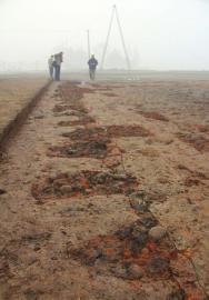 　　鋸齒狀的大型建筑基址。