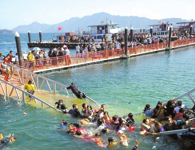 昨天，廬山西海景區(qū)過橋塌陷，致十數(shù)名游客落水。圖/東方IC