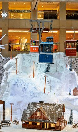 為了別出心裁,商場(chǎng)不惜花重金在商場(chǎng)里打造冰雪世界。