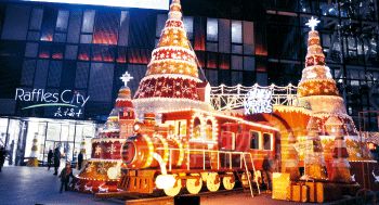 北京商場(chǎng)做圣誕裝飾,越來(lái)越花血本。