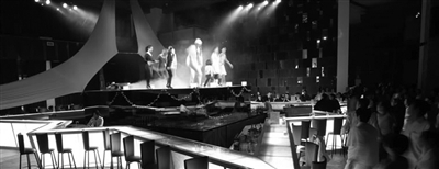 　　晚上的clubmed里有各種歡樂演出?！? oldsrc=