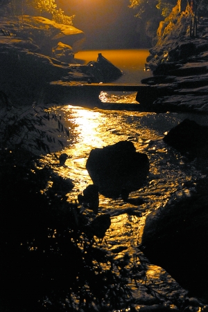 　　夜幕下古鎮(zhèn)江邊?！? complete=