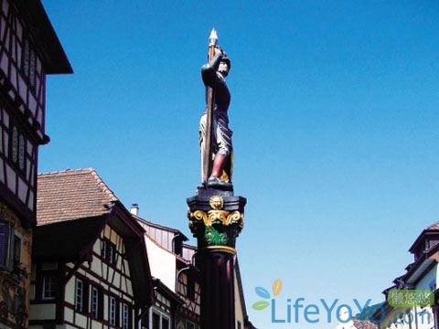 　　在那個春日艷陽的午后,一艘白色的游船在幽藍的圖恩湖上緩行。