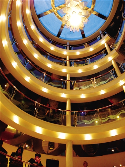 　　上下7層全部打通的大廳。