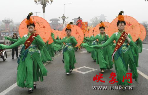 　　3月30日上午,開封市舉行2013中國(開封)清明文化節(jié)踏春巡游活動。　 　　