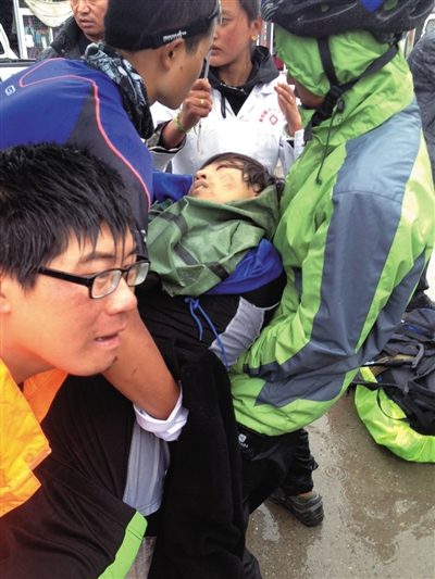 事發(fā)后,有驢友幫忙救治李翔(中)。驢友供圖