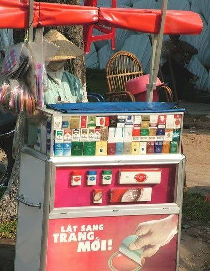 　煙攤，越南街頭隨處都是這樣的流動(dòng)小攤。
