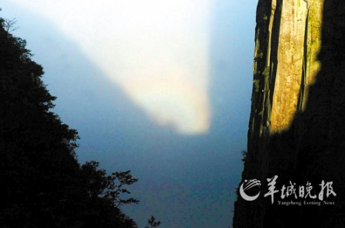 武功山四絕之一的“云海佛光”在大雨過后出現(xiàn)。