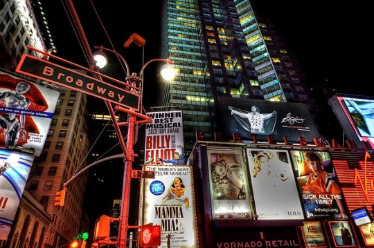 街道旁的歌劇海報(bào)