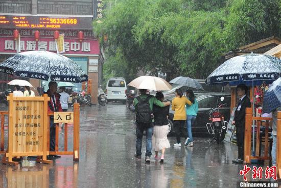 圖為“五一”小長(zhǎng)假首日門(mén)票檢查仍偏松。楊華峰 攝