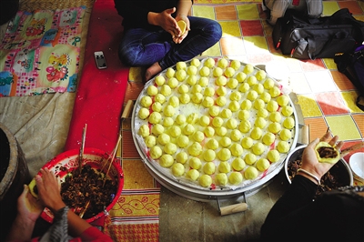 黃老漢一家正在制作黃饃饃。