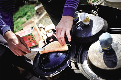 榆林街頭的特色小吃——攤餭(huáng)。