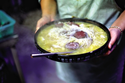 酸菜燉血腸是長(zhǎng)白山一帶常見(jiàn)的菜品,有著東北地區(qū)典型的質(zhì)樸、實(shí)在的風(fēng)格。