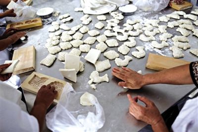面花是黃驊最有特色的一種面食，常見于各種禮事和節(jié)日宴席上，充滿了儀式感。