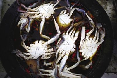 青蟹需用鹽水腌漬8個小時。