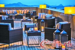 露臺能觀賞美麗山色。