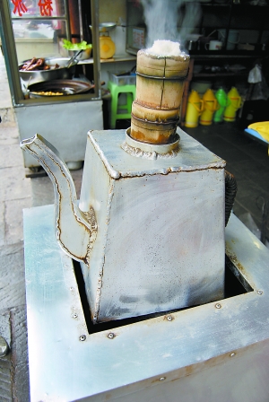 青巖古鎮(zhèn)的糕粑稀飯。