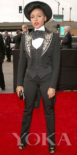  Janelle Monae這身跟去年的打扮差不多，爵士名伶的標(biāo)配嗎