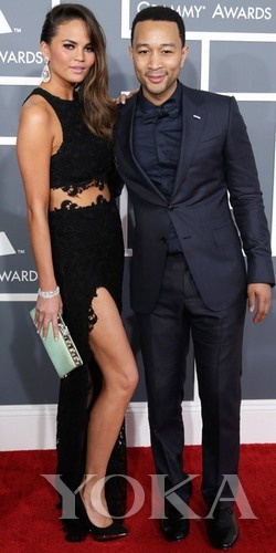 約翰·傳奇和女友Chrissy Teigen，Chrissy身穿Joy Cioci