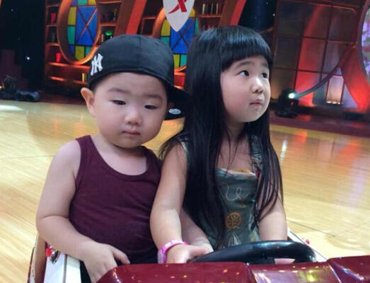 曹格女兒和韓國正太開小汽車 曹格女兒和韓國正太開小汽車