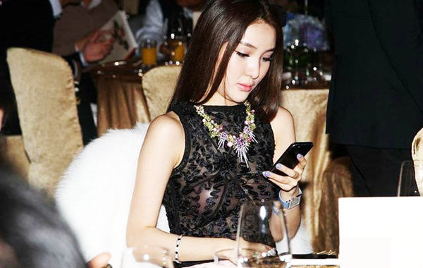 2013年11月30日，郭美美出席保利珠寶拍賣活動，現(xiàn)場郭美美一席透視的上衣性感現(xiàn)身，胸前乳貼顯露無