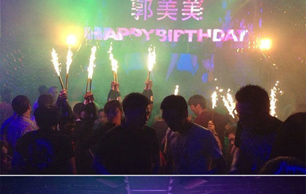 2013年6月16日下午，郭美美在網(wǎng)上曬出一組慶生照。通過照片可以看出，酒吧的巨大舞池中燃放焰火