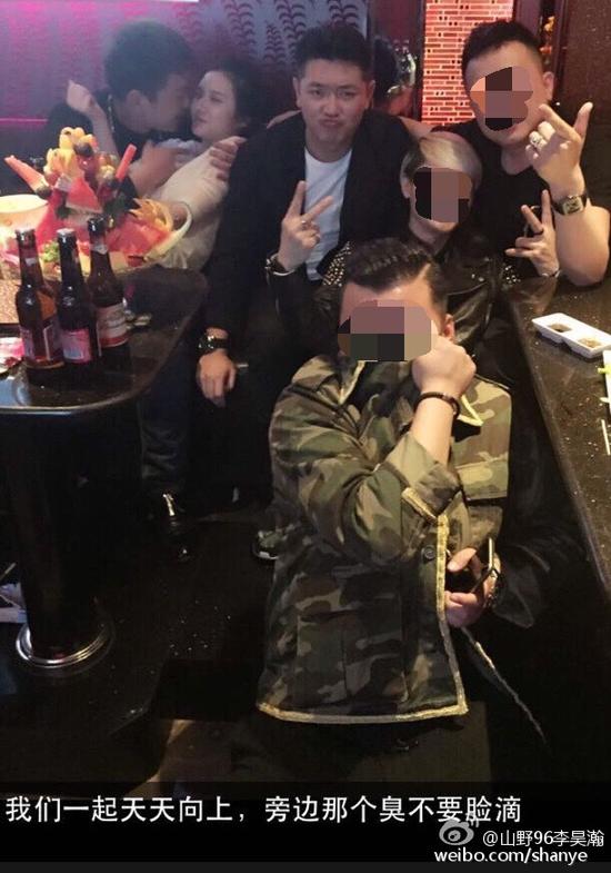 田源朋友辟謠稱左側(cè)抱著女子親吻的是田源的發(fā)小，女子的男友。