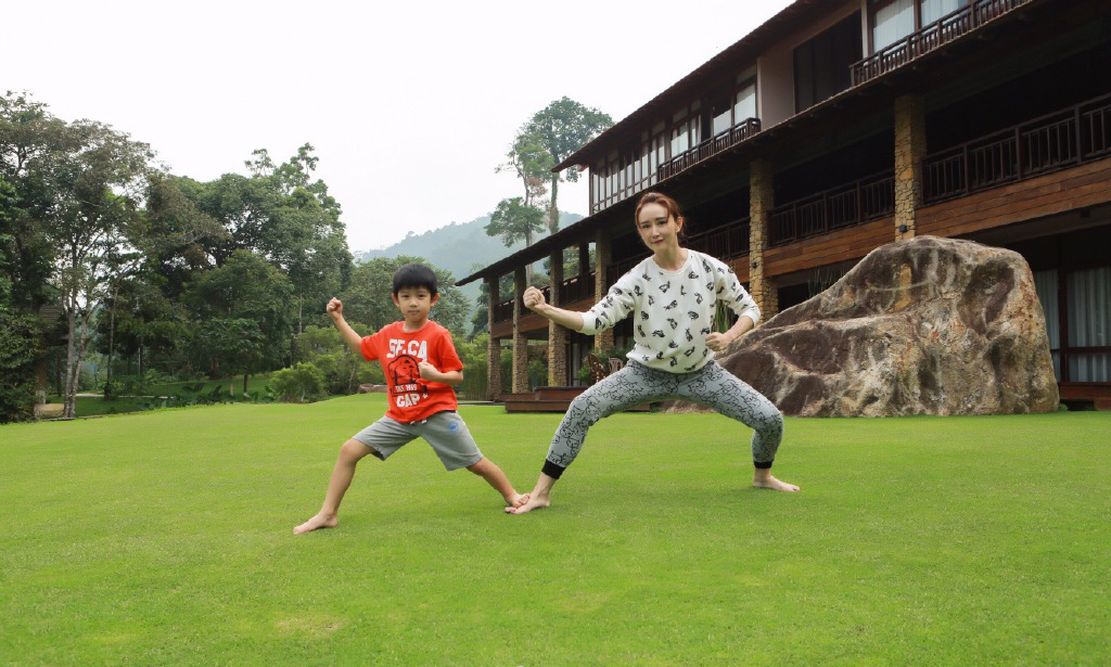 “闊太”胡靜與愛(ài)子草坪上打鬧 “闊太”胡靜與愛(ài)子草坪上打鬧