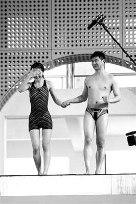 蔡卓妍進(jìn)行《中國星跳躍》的訓(xùn)練，她在教練田亮的陪伴下走上跳臺，但仍嚇得不敢往下看。 實(shí)習(xí)生 翟超 攝