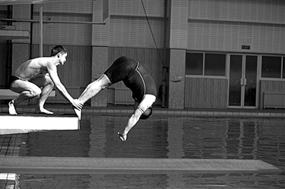 田亮正在給陳光標(biāo)把關(guān)、塑形。