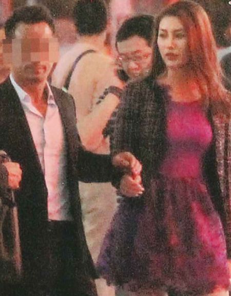 當日劉俐被拍到與一中年男士態(tài)度親昵