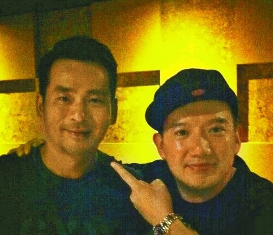 周焯華作為《低俗喜劇》投資人，與男主角杜汶澤合照。