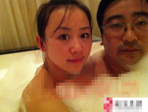 網傳女主播被國家檔案局官員包養(yǎng)4年艷照曝光