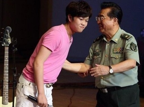 李天一與父親李雙江 李天一與父親李雙江