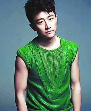 黃軒說起緋聞爆發(fā)的一剎那，語氣里還有點(diǎn)憤憤然。