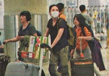 一身樸素打扮的王菲推桃回京。