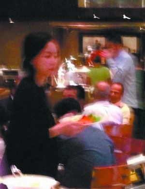 王菲在印度被網(wǎng)友偶遇。