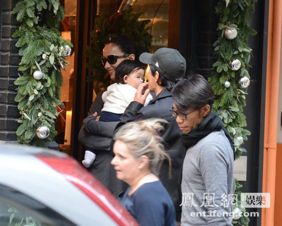 吳彥祖攜帶妻女外出逛街，小寶貝萌態(tài)十足。