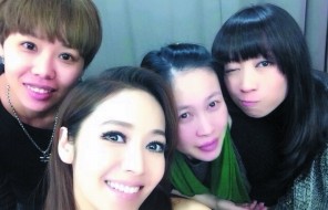 侯佩岑（中）14日在微博公開近照，被粉絲看出臉變圓。