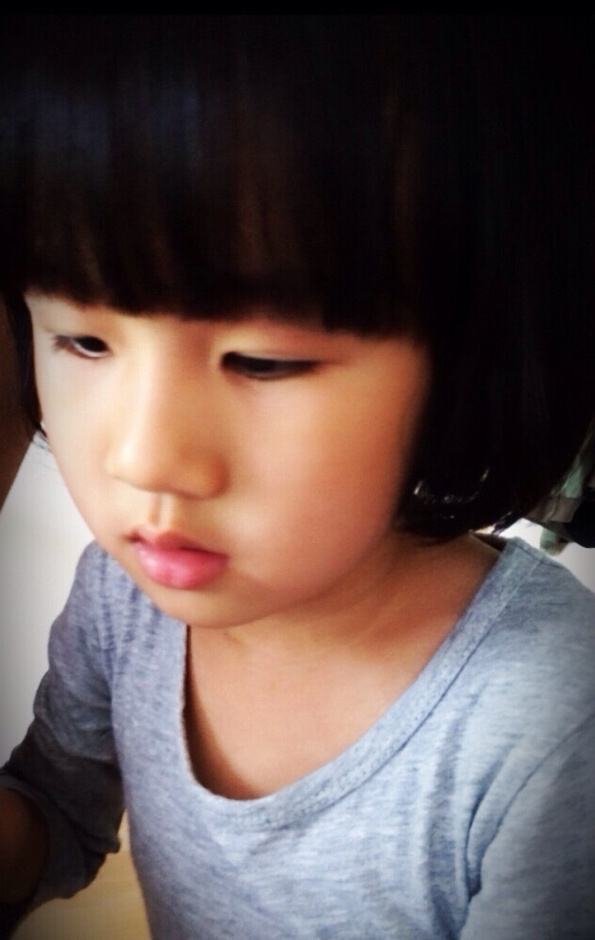 陸毅曬女兒近照 陸毅曬女兒近照