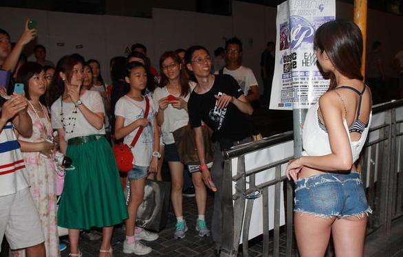 嫩模仙樂都性感著裝惹大叔圍觀，無懼與馬來西亞美女比身材。