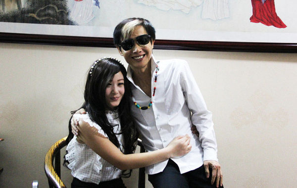 近日，55歲的鄧建國攜新女友恩愛現(xiàn)身，不但大曬甜蜜私密生活照，還在人前勾肩搭背大秀恩愛。