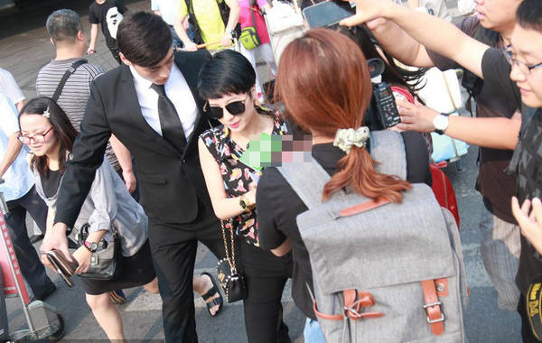 2015年7月6日，北京，陶喆前任楊子晴現(xiàn)身首都機場。剛一出來就遭到媒體圍堵，問及7號陶喆會有反駁證據(jù)