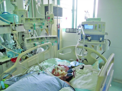 每天愛豪飲的廚師把自己喝成“牛奶血”了。