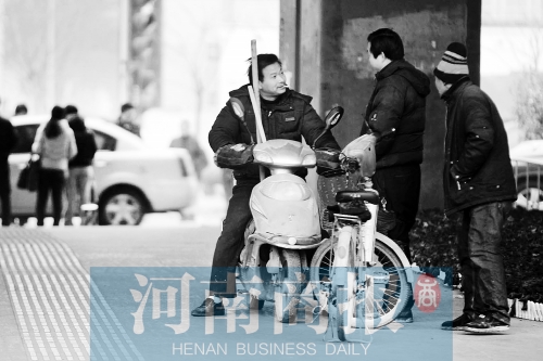 想讓農民工安定下來，城市要給他們相應的福利待遇，還有家的感覺