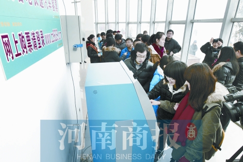 自動售票機安裝在高校內(nèi)，方便了學生購票返鄉(xiāng)