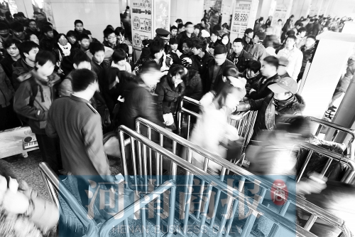 這兩天，汽車站客流量很大　