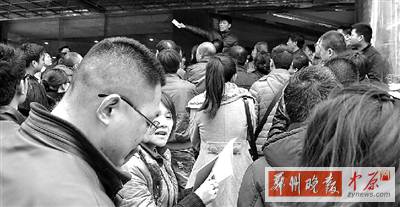 昨日下午，擁擠的排號人群。